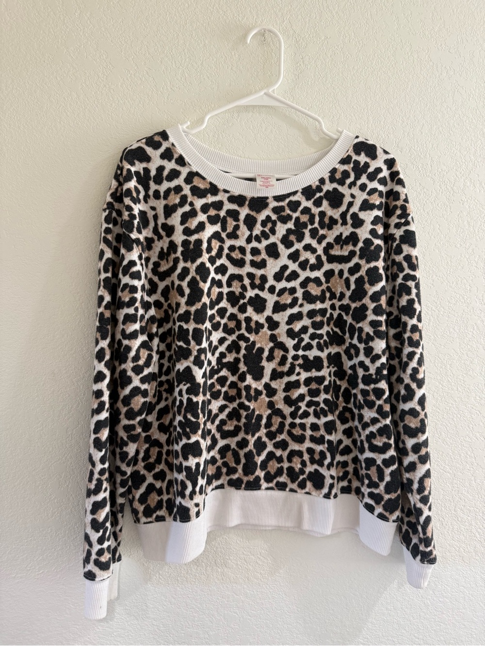 No Boundaries Leopard Sweatshirt - White/Beige/Black